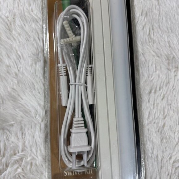 QualStar 24 inch Under-Cabinet Flourescent Light - Picture 7 of 13